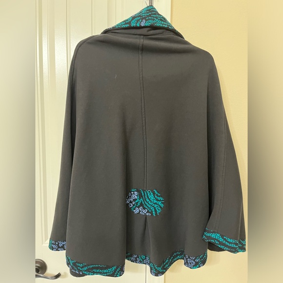 Black cape with design around neck and bottom - Picture 2 of 2